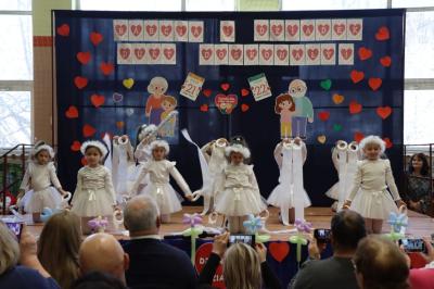 Przedszkolaki z grupy Skrzaty występują na scenie w białych strojach