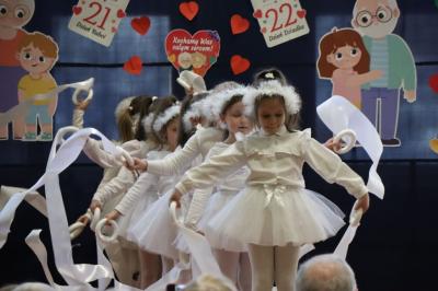 Przedszkolaki z grupy Skrzaty występują na scenie w białych strojach