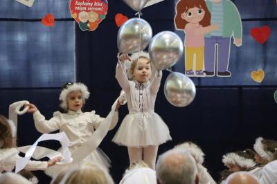 Przedszkolaki z grupy Skrzaty występują na scenie w białych strojach