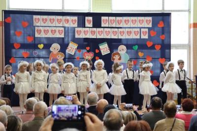 Przedszkolaki z grupy Skrzaty występują na scenie w białych strojach