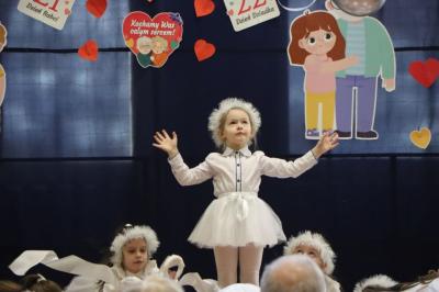 Przedszkolaki z grupy Skrzaty występują na scenie w białych strojach