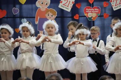 Przedszkolaki z grupy Skrzaty występują na scenie w białych strojach