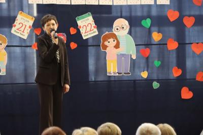 Pani dyrektor przemawia do zebranych gości.