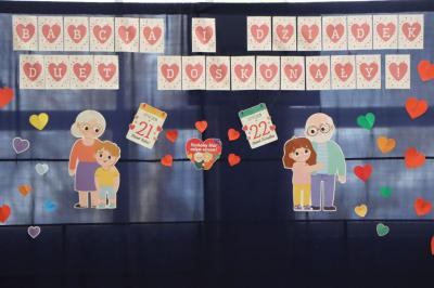 Dekoracja na scenie z okazji Dnia Babci i Dziadka..