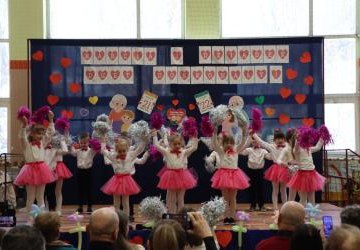 Przedszkolaki z grupy Sówki w odświętnych strojach występują na scenie