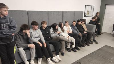 Uczniowie uczestniczący zajęciach strzeleckich