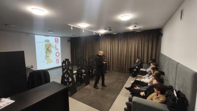 Uczniowie uczestniczący zajęciach strzeleckich