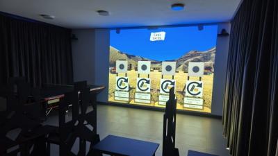 Uczniowie uczestniczący zajęciach strzeleckich