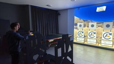 Uczniowie uczestniczący zajęciach strzeleckich