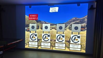 Uczniowie uczestniczący zajęciach strzeleckich