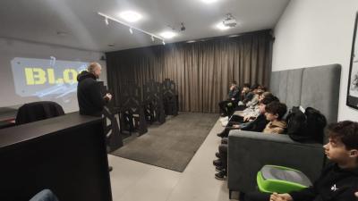 Uczniowie uczestniczący zajęciach strzeleckich