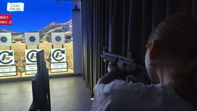 Uczniowie uczestniczący zajęciach strzeleckich