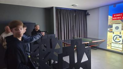Uczniowie uczestniczący zajęciach strzeleckich