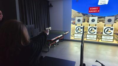 Uczniowie uczestniczący zajęciach strzeleckich