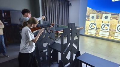 Uczniowie uczestniczący zajęciach strzeleckich