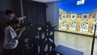 Uczniowie uczestniczący zajęciach strzeleckich