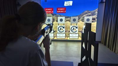 Uczniowie uczestniczący zajęciach strzeleckich