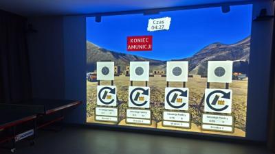 Uczniowie uczestniczący zajęciach strzeleckich