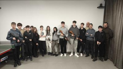 Uczniowie uczestniczący zajęciach strzeleckich