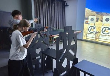 Uczniowie uczestniczący zajęciach strzeleckich