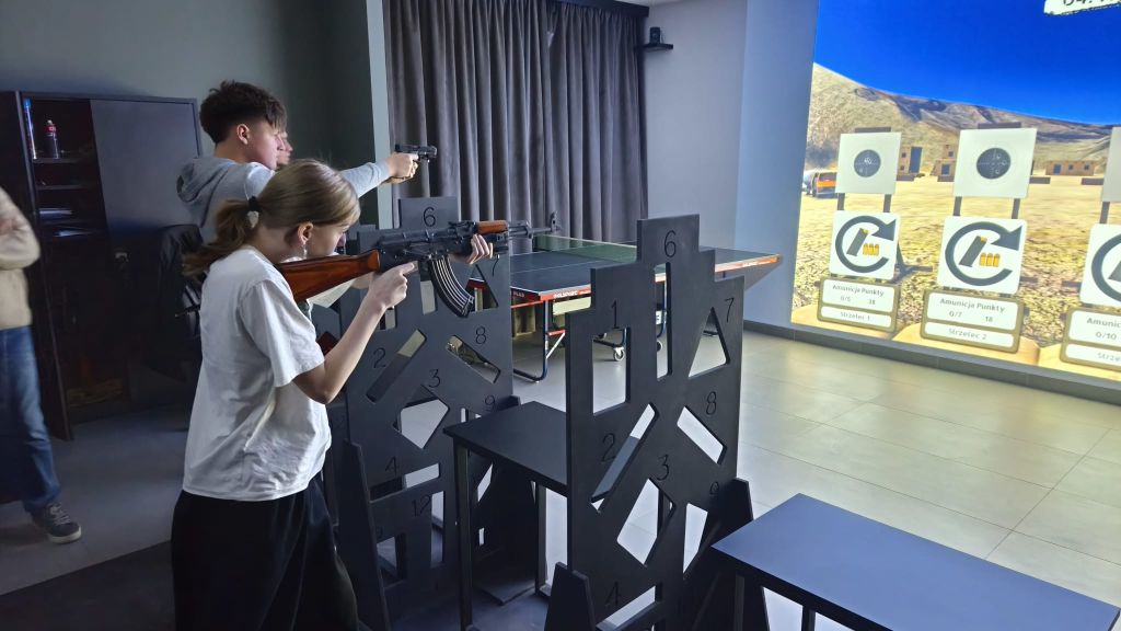 Uczniowie uczestniczący zajęciach strzeleckich