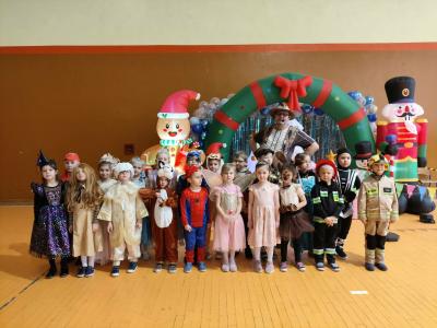 Zdjęcie z zabwy karnawałowej grupy ,,Skrzaty''