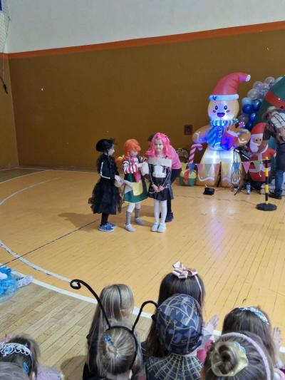 Dzieci w strojach karnawałowych biorą udział w zabawie