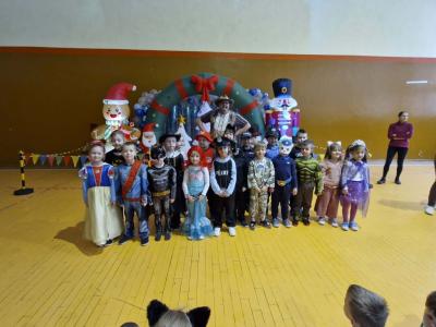 Grupa przedszkolna pozuje do zdjęcia w strojach karnawałowych