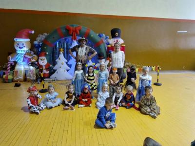 Grupa przedszkolna pozuje do zdjęcia w strojach karnawałowych