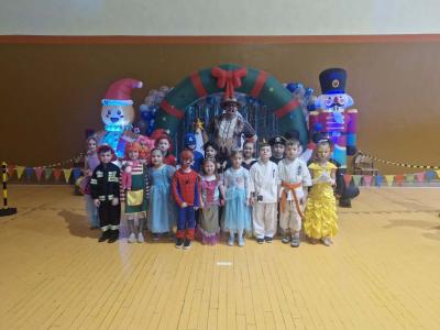 Grupa przedszkolna pozuje do zdjęcia w strojach karnawałowych