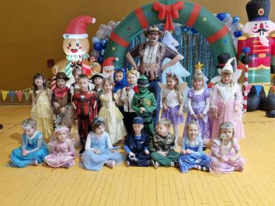 Grupa przedszkolna pozuje do zdjęcia w strojach karnawałowych