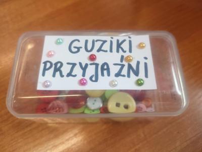 Guziki przyjaźni w pudełku