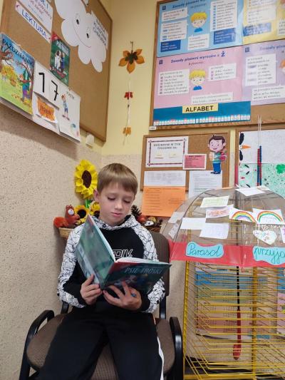 Uczeń czyta ksiażkę