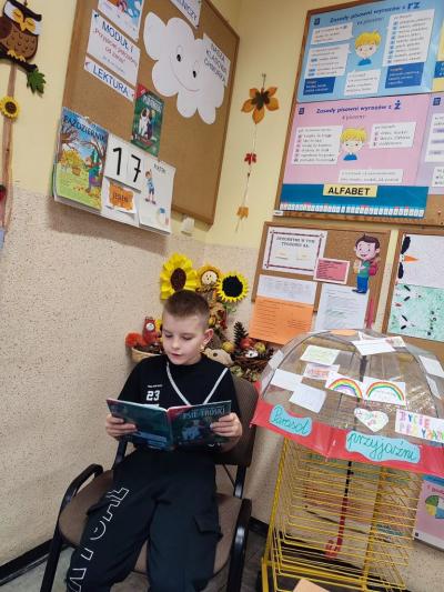 Uczeń czyta ksiażkę