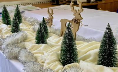 dekoracja stołu choinki i renifery