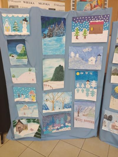 niektóre prace zawieszone na niebieskim tle