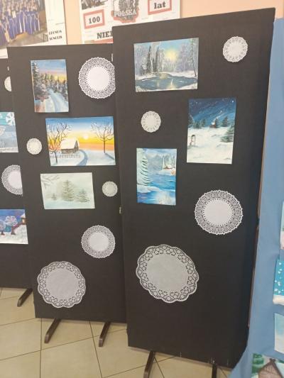 prace konkursowe wiszą na czarnym tle kategoria II dla klas 4-7