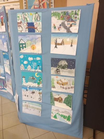 prace na niebieskim tle