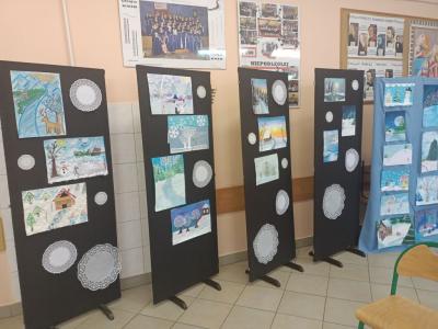 prace zawieszone na czarnym tle