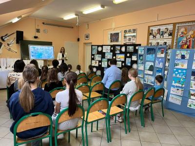 uczestnicy konkursu siedza na krzesłach