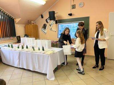 wręczenie nagrody uczennicy