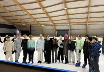 klasa 6 stoi na lodowisku z wychowawczynią