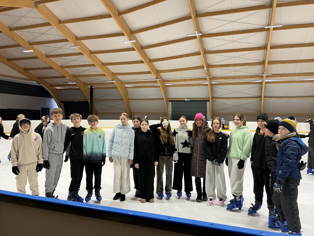 klasa 6 stoi na lodowisku z wychowawczynią