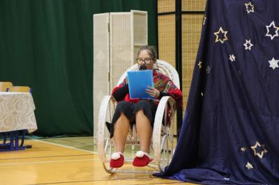 Uczennica czytająca książkę