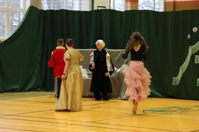 Uczennice występujące w przedstawieniu