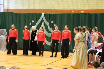 Uczennice występujące w przedstawieniu