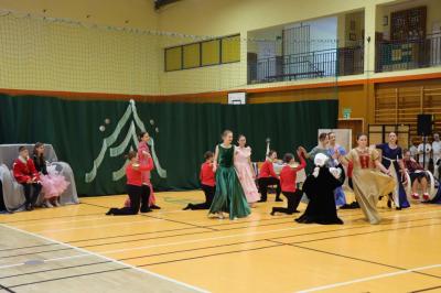 Uczennice występujące w przedstawieniu