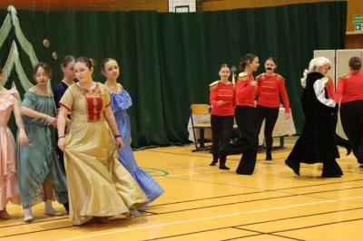 Uczennice występujące w przedstawieniu