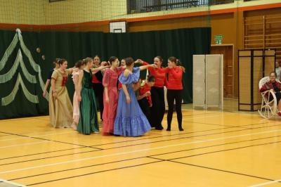 Uczennice występujące w przedstawieniu