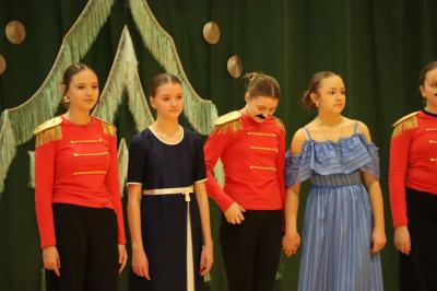 Uczennice występujące w przedstawieniu